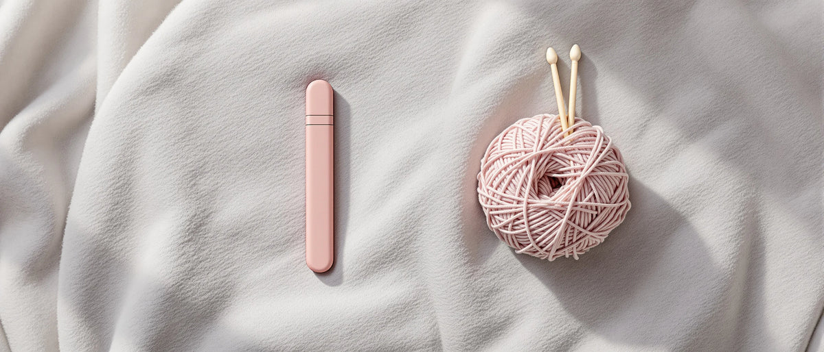 Altrosa Einweg-Vape neben Wollknäuel mit Stricknadeln auf Decke im Tageslicht, Symbolbild H4CBD Erfahrungen