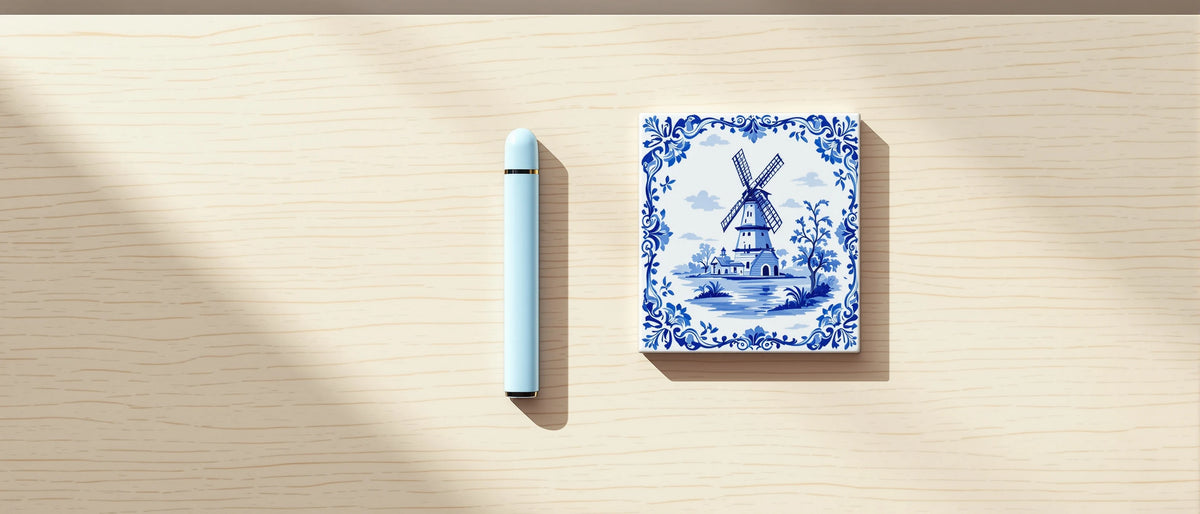 Hellblauer Einweg-Vape neben blau-weißer Kachel auf Birkenholz, Symbolbild Happys Amsterdam Erfahrungen