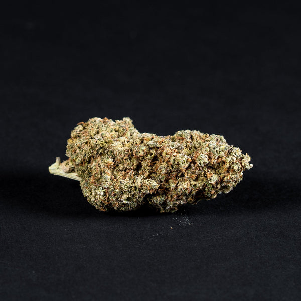 Banana Smash CBD Blüte vor schwarzem Hintergrund
