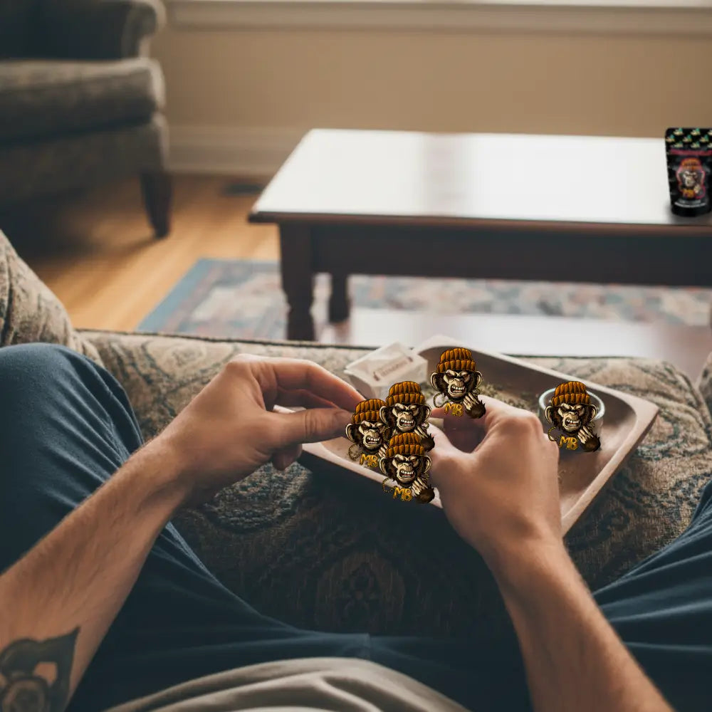 Person die sich Monkeybuds Blüten zum Gebrauch vorbereitet