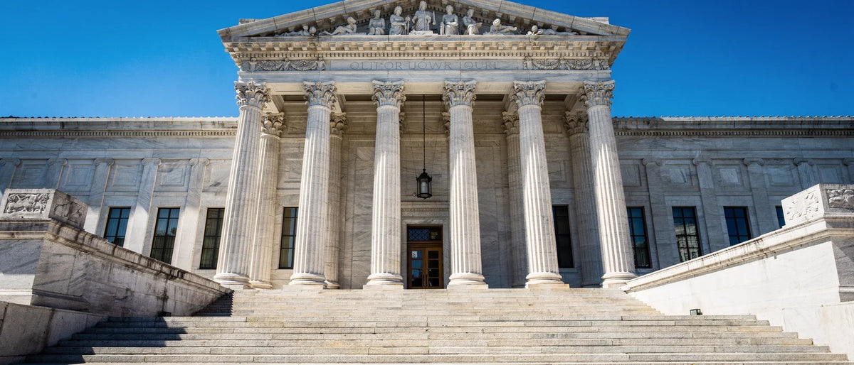 Gerichtsgebäude mit Säulen bei Tageslicht, Symbolbild zur Frage Ist CBN legal