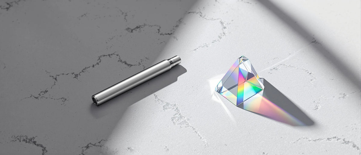 Silberner Einweg-Vape neben Glasprisma mit Regenbogenspektrum auf hellem Marmor, Symbolbild T9HC Wirkung