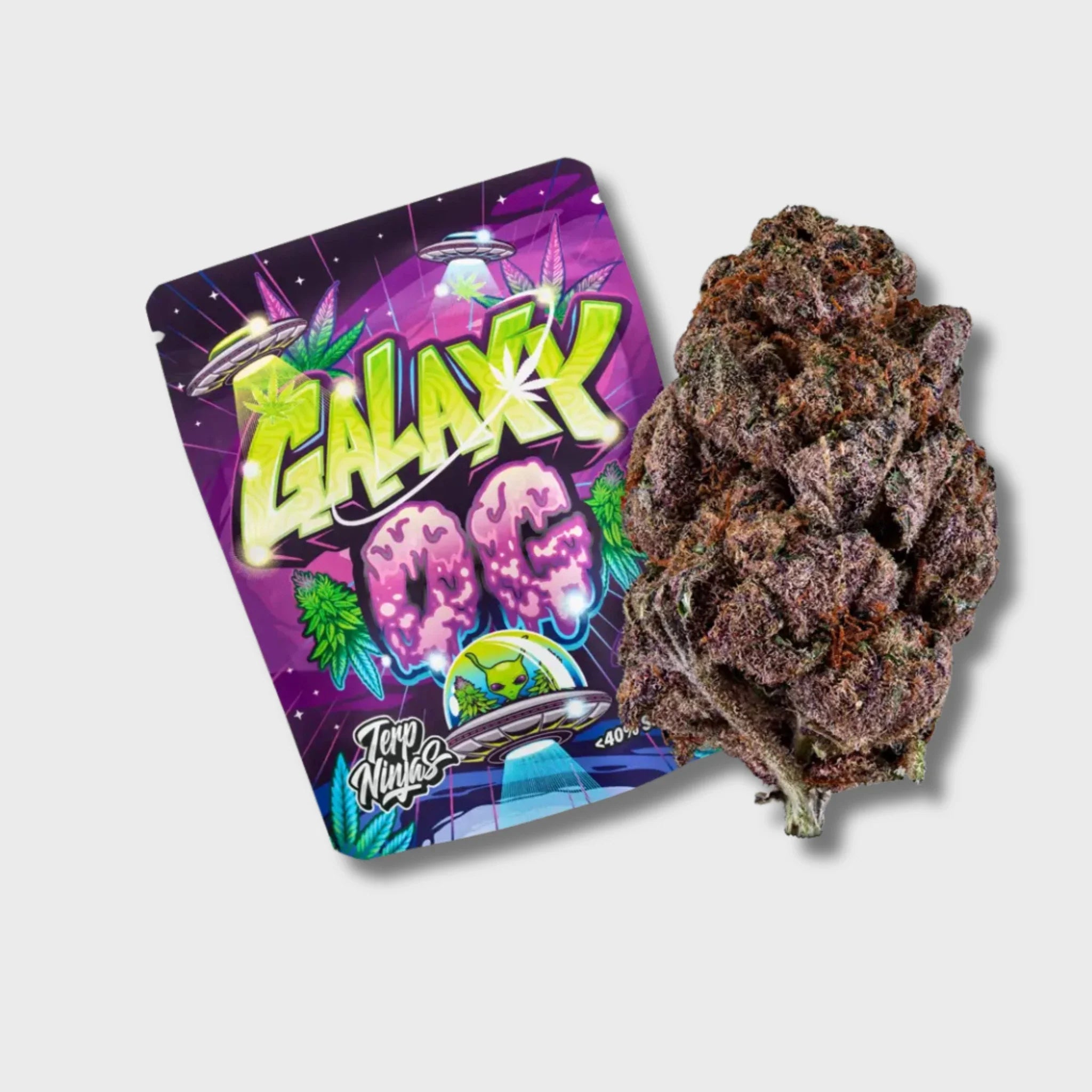 Terp Ninjas Beutel Galaxy OG mit dunkelvioletter CBD-Blüte daneben