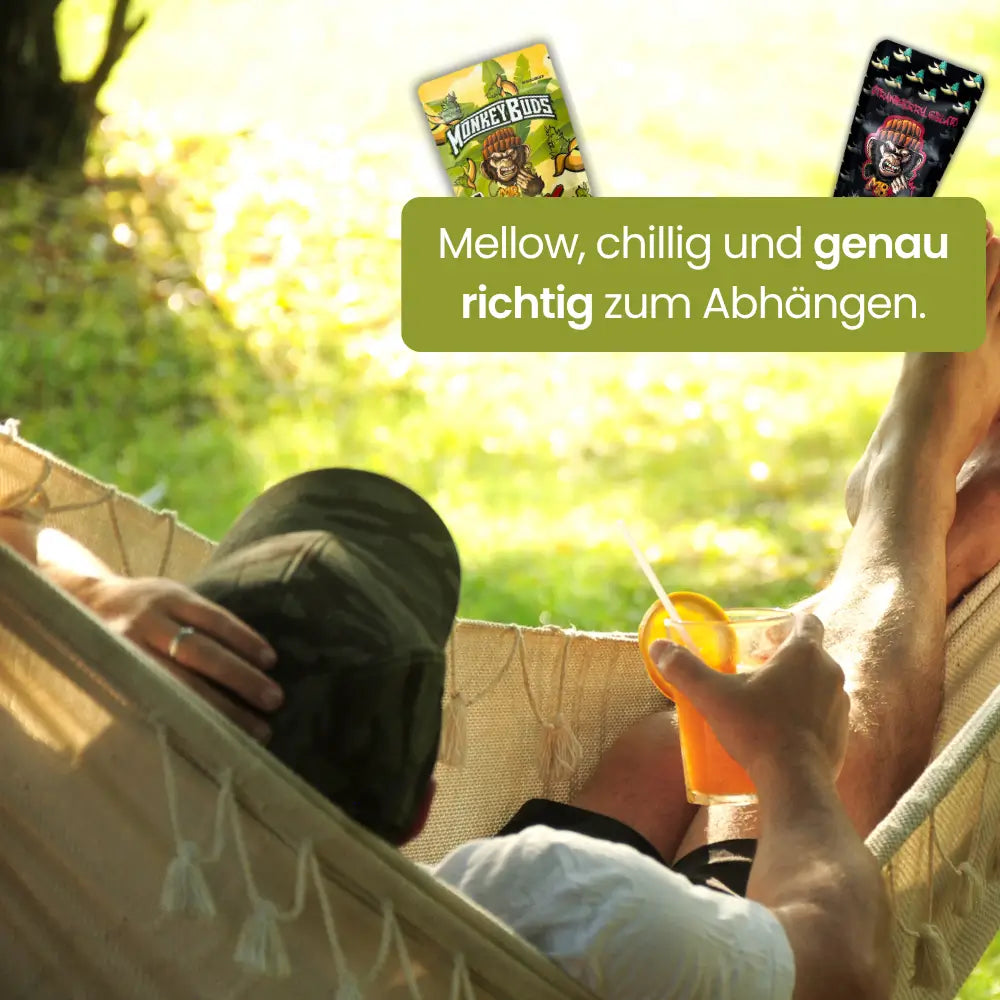 Person chillt in einer Hängematte